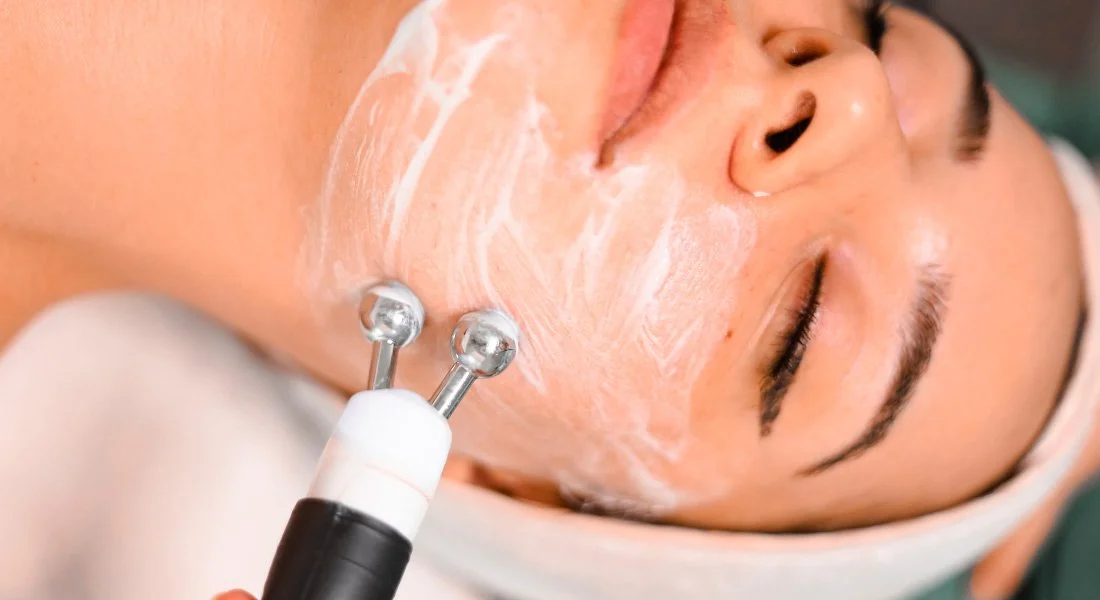 Tratamiento facial con dispositivo estético
